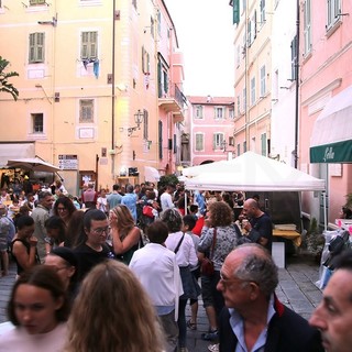 'Un paese di Sapori': grande successo e affluenza importante per la prima serata nel Centro Storico di Bordighera