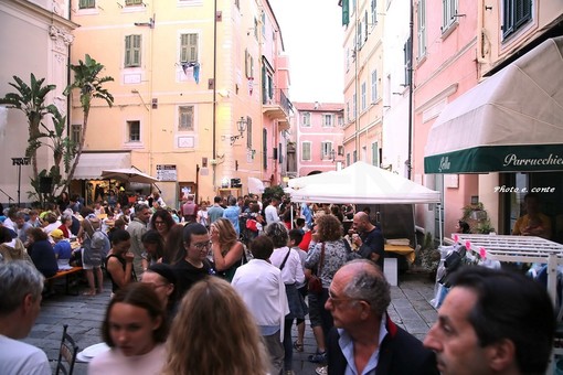 'Un paese di Sapori': grande successo e affluenza importante per la prima serata nel Centro Storico di Bordighera