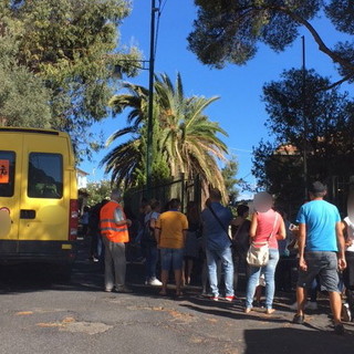 Sanremo: ingresso ed uscita da scuola bloccano la strada a San Giacomo, le proteste dei residenti