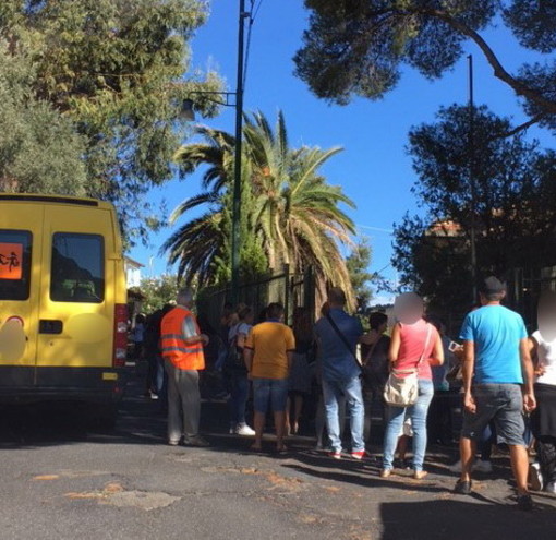 Sanremo: ingresso ed uscita da scuola bloccano la strada a San Giacomo, le proteste dei residenti