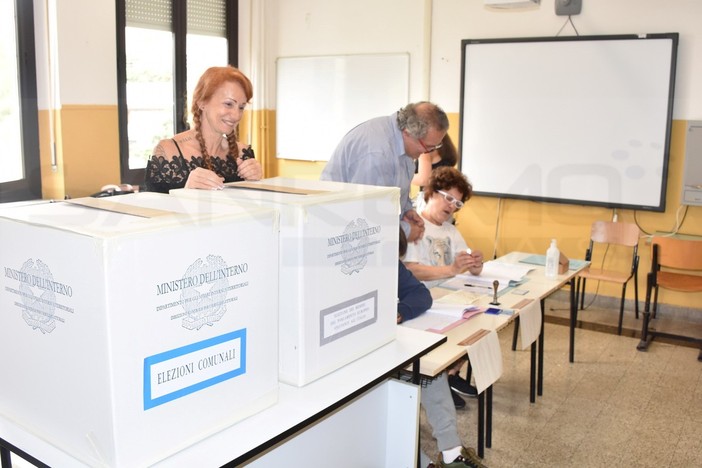 Sanremo: verso il ballottaggio, ancora nessuna decisione dei 'fellegariani' ma proseguono le riunioni