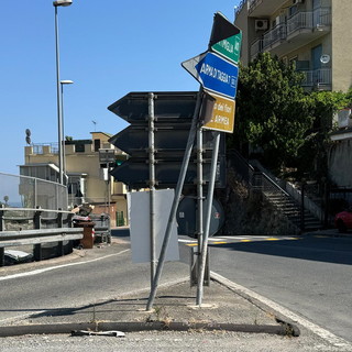 Sanremo: cartello 'obsoleto' all'ingresso dell'Aurelia Bis, le considerazioni di un nostro lettore