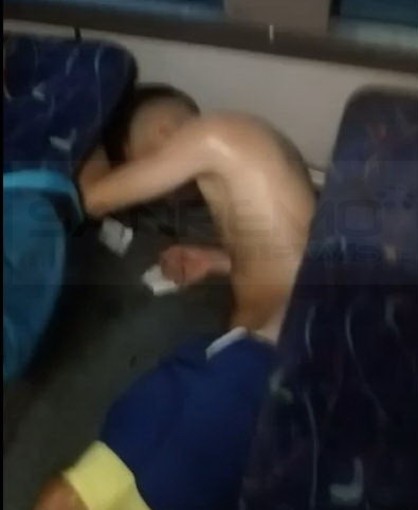 Condizioni di lavoro al limite per gli autisti RT: le immagini di un ubriaco che dorme su un bus a Ventimiglia