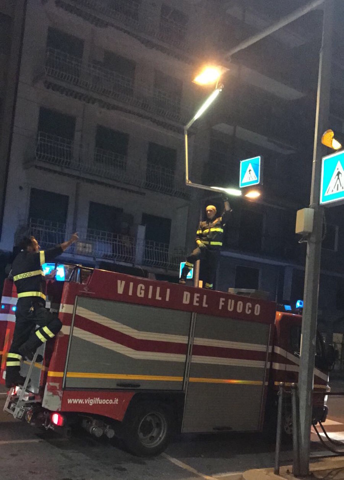 Sanremo: vento forte in serata, cartello stradale abbattuto dalle raffiche a San Martino (Foto e Video)