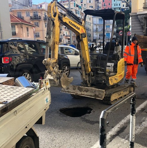 Sanremo: buco nell'asfalto nella zona di rondò Volta, intervento della Municipale (Foto)