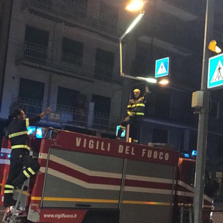 Sanremo: vento forte in serata, cartello stradale abbattuto dalle raffiche a San Martino (Foto e Video)