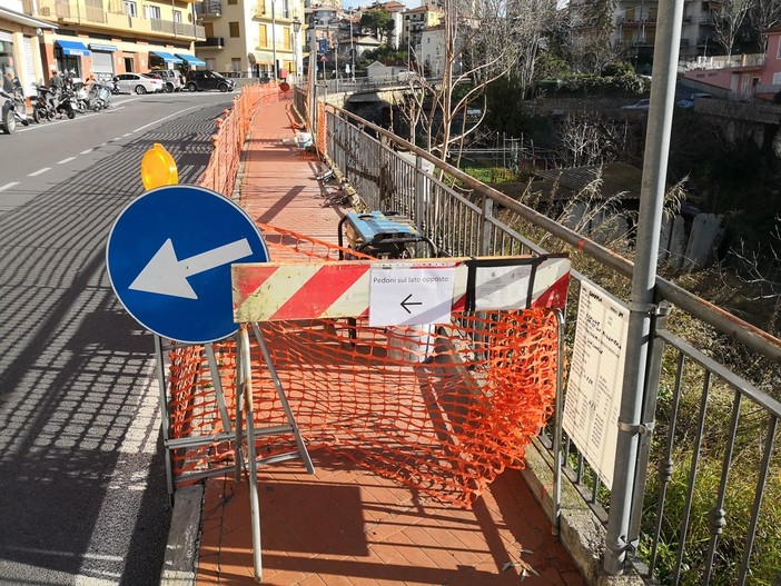 Imperia: iniziati i lavori di ripristino della ringhiera di via Martiri della Libertà, D'Agostino &quot;Amministrazione attenta alla manutenzione cittadina&quot; (Foto)