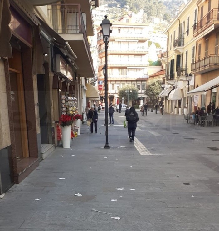 Ventimiglia: via Ruffini sporca, i commercianti infuriati chiedono più netturbini in città (Foto)