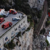 Ventimiglia, albero pericolante sui binari: vigili del fuoco in azione (Video)