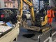 Sanremo: buco nell'asfalto nella zona di rondò Volta, intervento della Municipale (Foto)