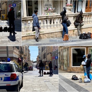 I venditori abusivi in via Matteotti, anche davanti alla Polizia Municipale