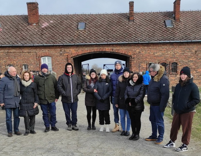 I Consiglieri Mabel Riolfo e Veronica Russo insieme agli studenti liguri oggi al lager di uschwitz-Birkenau (Foto)