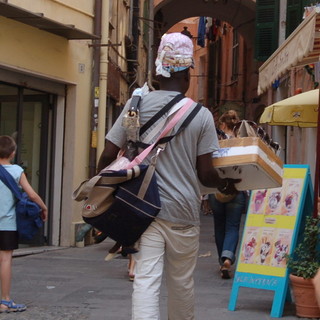 Sanremo: serie di controlli dei Vigili nel centro, al setaccio 'Vù cumprà' e mendicanti