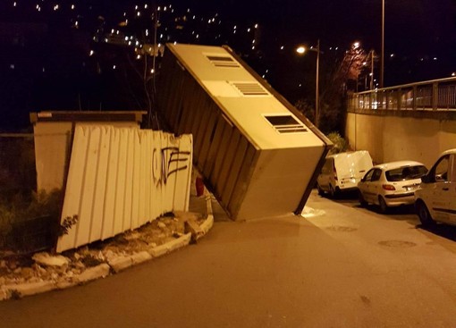 Nella foto di Nice Matin un container spostato dal vento a Grasse