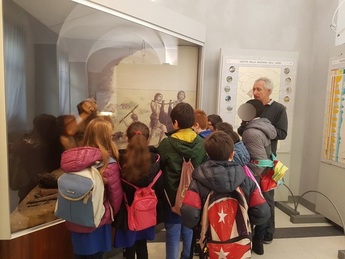 Sanremo: visita della terza 'Primaria' di Ceriana oggi alla sezione archeologica del Museo Civico (Foto)