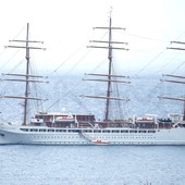 Sanremo: in rada lo splendido veliero Sea Cloud Spirit, in molti a immortalarlo dalla costa (Foto)