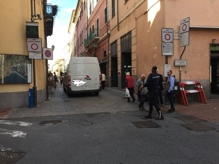 Imperia: stop alla ztl di via Cascione, cambio della segnaletica e prime polemiche. Gagliano &quot;Non vedo allarmismo, snelliremo il traffico sull'Aurelia&quot; (Foto e video)