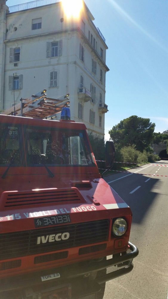 Sanremo: vetri pericolanti da Villa Helios, intervento dei Vigili del Fuoco