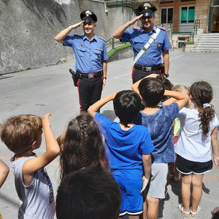 Sanremo: visita dei Carabinieri alla Scuola dell'Infanzia 'Asquasciati', il ringraziamento delle maestre