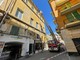 Sanremo: crollano pezzi di cornicione in via Palazzo, intervento dei Vigili del Fuoco che chiudono la strada (Foto)