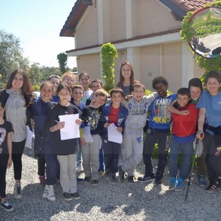 I bambini della classe quinta della scuola elementare di San Pietro in visita al canile comunale