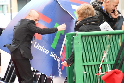 Sanremo: 'volano' i cartelli pubblicitari attorno al 'Red Carpet', qualche momento di paura in via Matteotti (Foto)