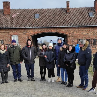 I Consiglieri Mabel Riolfo e Veronica Russo insieme agli studenti liguri oggi al lager di uschwitz-Birkenau (Foto)