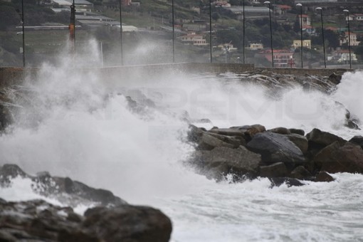 Maltempo sul Ponente: il vento la fa da padrone con raffiche fino a 95 km/h, netto calo delle temperature (Foto)