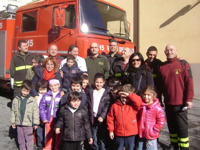 Sanremo: visita dei bambini della materna del Borgo Tinasso ai Vigili del Fuoco