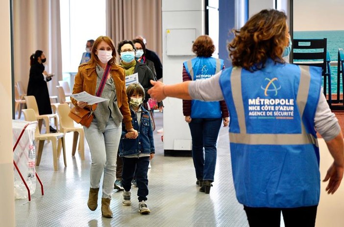 Coronavirus: la Francia guarda all'estate, rimane il coprifuoco alle 19 e si attende metà maggio