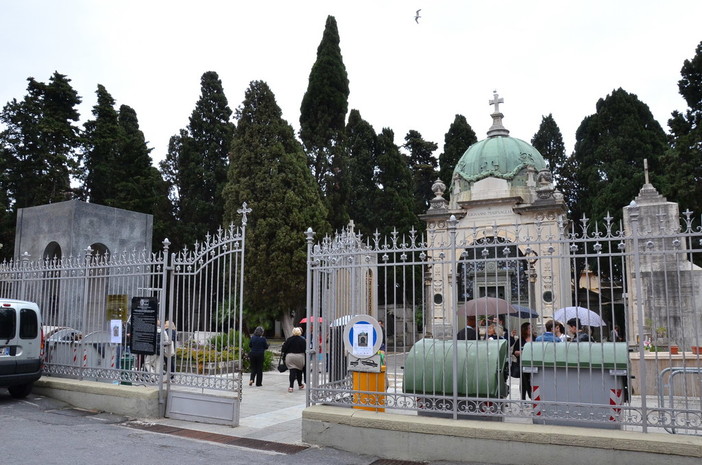 Sanremo: nonostante la pioggia buon successo di partecipazione per le visite al Cimitero con il Liceo 'Cassini' (Foto e Video)