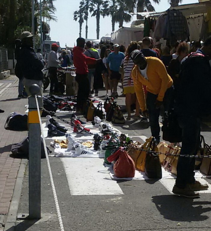 Ventimiglia: controlli e sequestri di Polizia e Municipale al mercato del venerdì, centinaia gli articoli requisiti