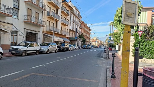 Bordighera: ordinanza della Municipale, revocato il suolo pubblico al bazar di via Vittorio Emanuele