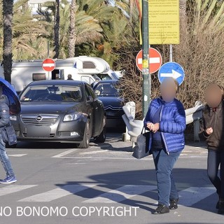 Sanremo: piazzale Dapporto e l'arrivo dei pullman di turisti, ecco il nuovo 'mercato' dei venditori abusivi