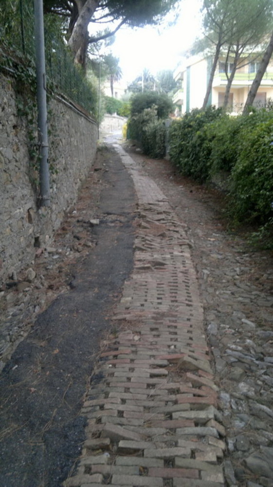 Sanremo: via Marinuzzi una strada dissestata, la protesta e le foto di un nostro lettore