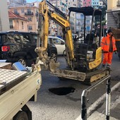 Sanremo: buco nell'asfalto nella zona di rondò Volta, intervento della Municipale (Foto)