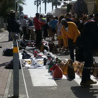 Ventimiglia: controlli e sequestri di Polizia e Municipale al mercato del venerdì, centinaia gli articoli requisiti