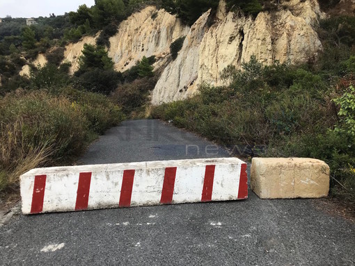 Sanremo: chiuso il tratto di via Frantoi e Canai che porta a Bussana Vecchia, si attendono lavori per la pulizia e la sistemazione della strada (Foto)