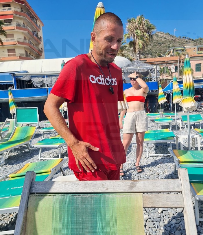 Ventimiglia: fanno il bagno nonostante la bandiera rossa e il mare agitato, salvati dal bagnino Victor