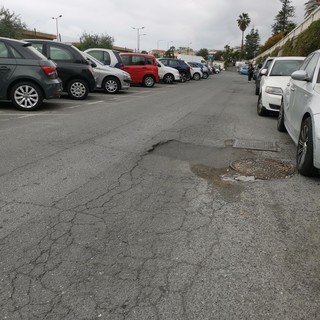 Sanremo, &quot;buche nel manto stradale di via Gavagnin&quot;: l'interpellanza di Lombardi (Foto)