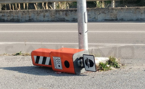 Spunta 'Fleximan' anche a Taggia? Scardinato nelle ultime ore il 'Velo Ok' sulla superstrada (Foto)