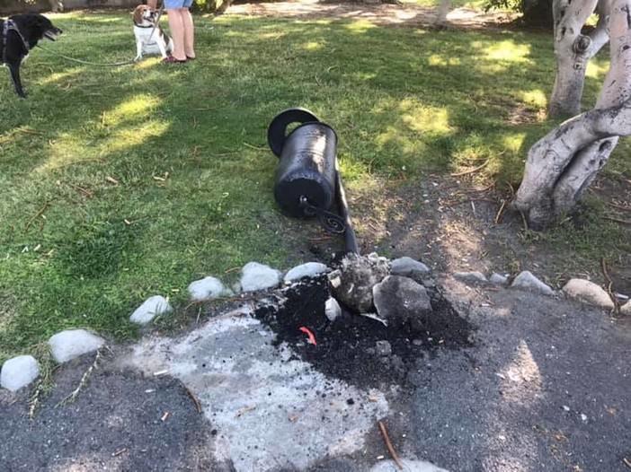 Bordighera: cestino dei rifiuti vandalizzato in un giardino, la protesta corre sui social (Foto)