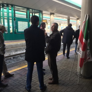 Taggia: mezz'ora di ritardo per il treno dell'ex Premier Matteo Renzi, slitta l'intervento a Sanremo (Foto)