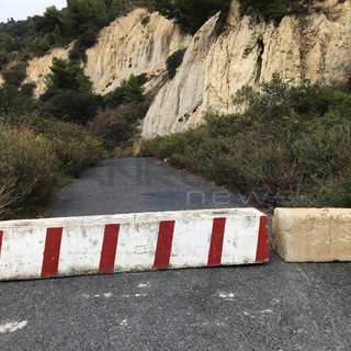 Sanremo: chiuso il tratto di via Frantoi e Canai che porta a Bussana Vecchia, si attendono lavori per la pulizia e la sistemazione della strada (Foto)