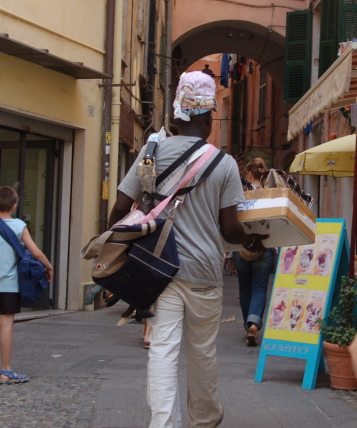 Sanremo: serie di controlli dei Vigili nel centro, al setaccio 'Vù cumprà' e mendicanti