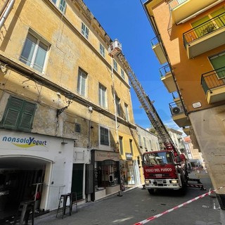 Sanremo: crollano pezzi di cornicione in via Palazzo, intervento dei Vigili del Fuoco che chiudono la strada (Foto)