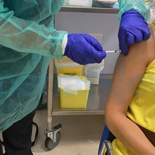 Coronavirus, 60 sanitari imperiesi 'no vax' a rischio sospensione: se non si vaccinano dalla prossima settimana rimarranno a casa senza stipendio