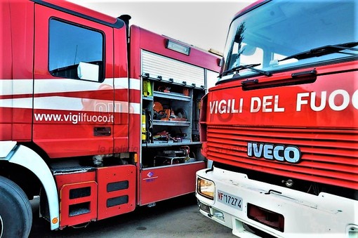 Incendio tra Pietrabruna e Civezza e rottura di un tubo a Ventimiglia: notte di lavoro per i Vigili del Fuoco