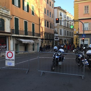 Sanremo: sostituzione delle vetrine di un negozio, martedì sera via Feraldi chiusa per alcune ore