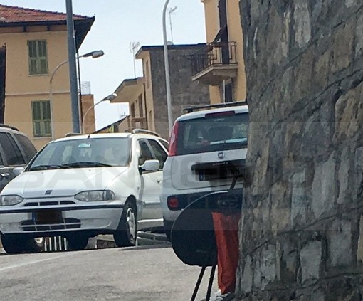 Sanremo: le auto in contromano in via Caduti del Lavoro, gravi rischi per chi procede in discesa (Foto)